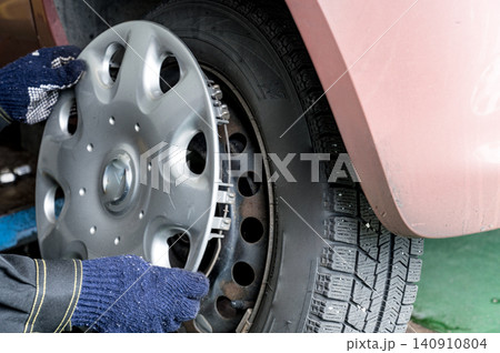 整備工場で車のタイヤを交換する手元 整備工場で車のタイヤを交換する手元 140910804