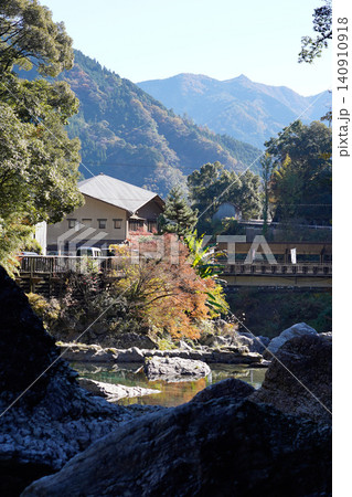 温泉街の川と紅葉 140910918
