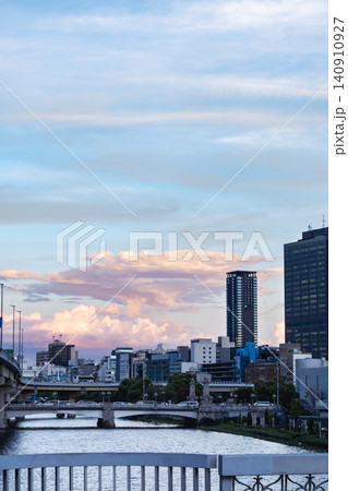 夕暮れの空と都会のビル群 橋のある風景 夕暮れの空と都会のビル群 橋のある風景 140910927