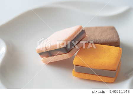 白い皿に並ぶチョコレートサンドクッキー 白い皿に並ぶチョコレートサンドクッキー 140911148