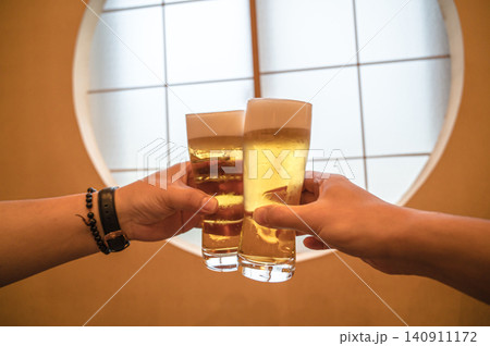和室でグラスを合わせてビールで乾杯 和室でグラスを合わせてビールで乾杯 140911172