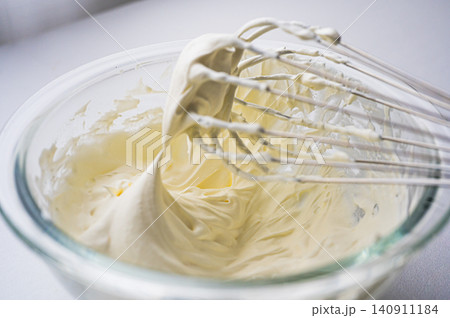 ガラスボウルで生クリームを泡立てる手元 ガラスボウルで生クリームを泡立てる手元 140911184
