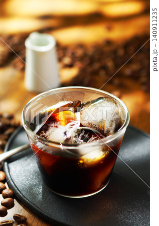 夏の陽ざしとアイスコーヒー 夏の陽ざしとアイスコーヒー 140911235