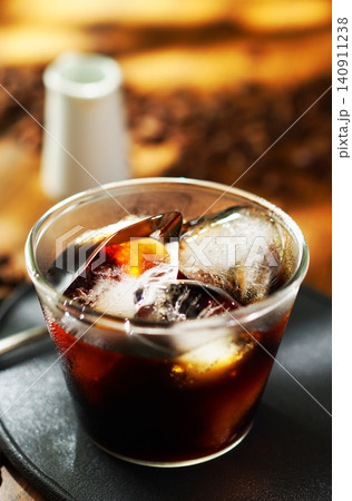 夏の陽ざしとアイスコーヒー 140911238