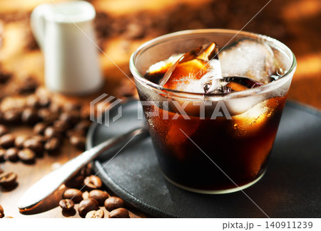 夏の陽ざしとアイスコーヒー 140911239