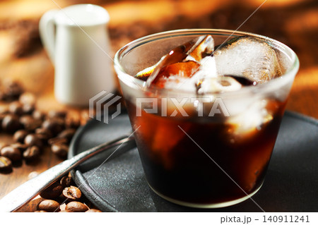 夏の陽ざしとアイスコーヒー 夏の陽ざしとアイスコーヒー 140911241