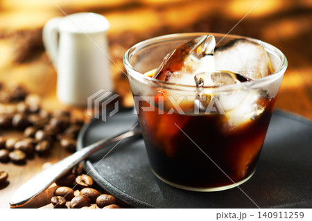 夏の陽ざしとアイスコーヒー 140911259