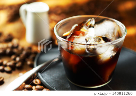 夏の陽ざしとアイスコーヒー 140911260