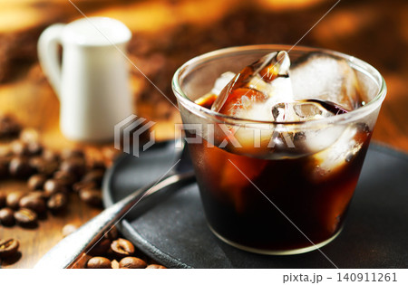 夏の陽ざしとアイスコーヒー 夏の陽ざしとアイスコーヒー 140911261