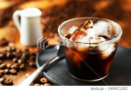 夏の陽ざしとアイスコーヒー 夏の陽ざしとアイスコーヒー 140911262