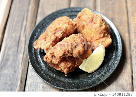 カリッとジューシーな鶏もも肉の大きな唐揚げ 140911283