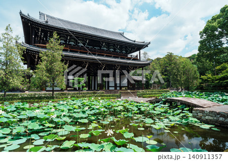 京都　東福寺の三門と放生池 140911357
