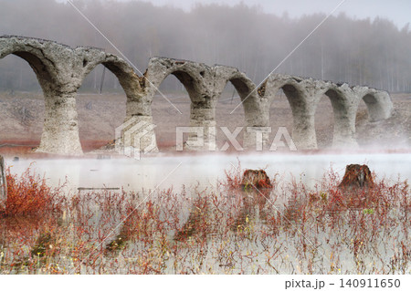 北海道上士幌町のタウシュベツ川橋梁 霧と紅葉が包む幻想的な廃線橋梁の風景 観光素材 北海道上士幌町のタウシュベツ川橋梁 霧と紅葉が包む幻想的な廃線橋梁の風景 観光素材 140911650