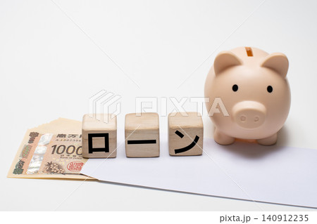 貯蓄と銀行ローンをイメージした豚の貯金箱と現金 貯蓄と銀行ローンをイメージした豚の貯金箱と現金 140912235