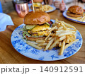 カフェのボリューム満点なチーズバーガーとフレンチフライのセット 140912591