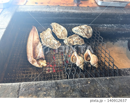 牡蠣 つぶ貝 ホッケの炭火焼 (北海道 厚岸24年9月撮影) 牡蠣 つぶ貝 ホッケの炭火焼 (北海道 厚岸24年9月撮影) 140912637