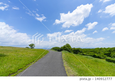 初夏の青空と雲と草原と道路 初夏の青空と雲と草原と道路 140912777