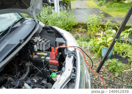 バッテリー上がりの車を救助している側の車の素材写真 バッテリーにブースターケーブルが繋がれている バッテリー上がりの車を救助している側の車の素材写真 バッテリーにブースターケーブルが繋がれている 140912839