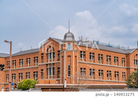 同志社大学　今出川校地新図書館（烏丸今出川交差点に面した大学の顔として重要文化財の意匠を踏襲） 140913275