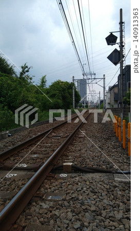 ローカル線の線路と遠くに見える高層ビル ローカル線の線路と遠くに見える高層ビル 140913363