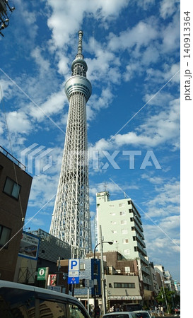 青空にそびえる東京スカイツリーと街並み 青空にそびえる東京スカイツリーと街並み 140913364