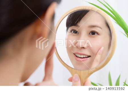 紫陽花に包まれ穏やかな表情を見せる女性 紫陽花に包まれ穏やかな表情を見せる女性 140913592