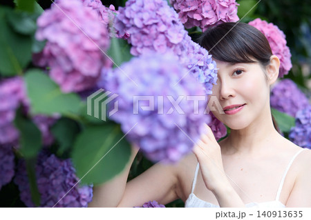 紫陽花を背景に微笑む女性のポートレート 紫陽花を背景に微笑む女性のポートレート 140913635