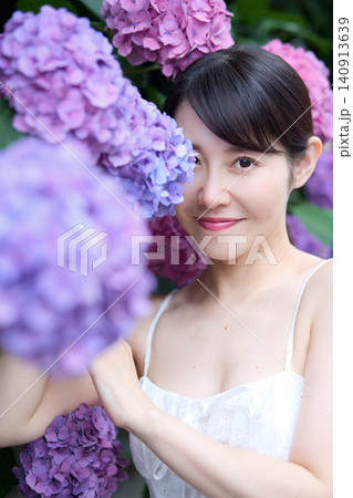 紫陽花を背景に微笑む女性のポートレート 紫陽花を背景に微笑む女性のポートレート 140913639