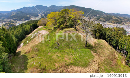 豊臣秀長の城 大和国「宇陀松山城」破城の跡 土砂崩れと曲輪の様子 豊臣秀長の城 大和国「宇陀松山城」破城の跡 土砂崩れと曲輪の様子 140913918