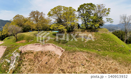 豊臣秀長の城　大和国「宇陀松山城」破城の跡　土砂崩れと曲輪の様子 140913932