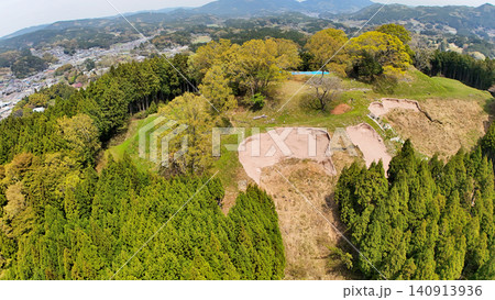 豊臣秀長の城 大和国「宇陀松山城」破城の跡 土砂崩れと曲輪の様子 豊臣秀長の城 大和国「宇陀松山城」破城の跡 土砂崩れと曲輪の様子 140913936