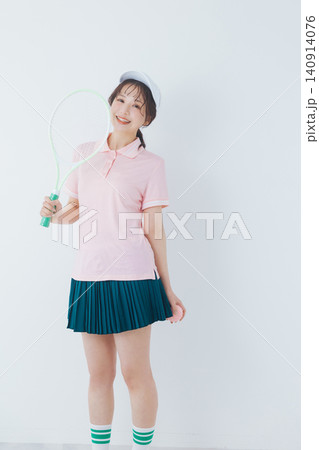 テニスウェアを着た若い女性 テニスウェアを着た若い女性 140914076