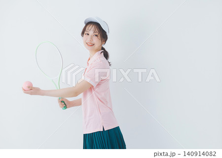 テニスウェアを着た若い女性 テニスウェアを着た若い女性 140914082