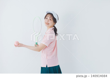 テニスウェアを着た若い女性 テニスウェアを着た若い女性 140914084