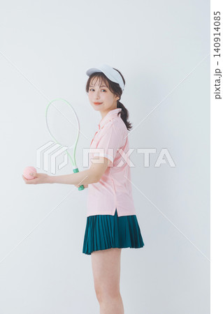 テニスウェアを着た若い女性 テニスウェアを着た若い女性 140914085