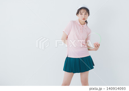 テニスウェアを着た若い女性 テニスウェアを着た若い女性 140914093