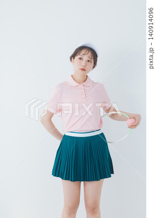 テニスウェアを着た若い女性 テニスウェアを着た若い女性 140914096