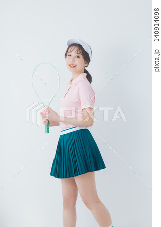 テニスウェアを着た若い女性 テニスウェアを着た若い女性 140914098