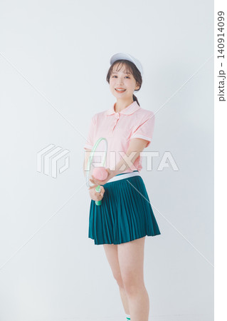テニスウェアを着た若い女性 テニスウェアを着た若い女性 140914099