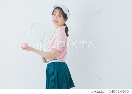 テニスウェアを着た若い女性 テニスウェアを着た若い女性 140914100