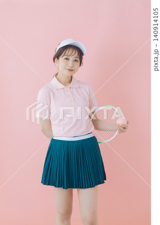テニスウェアを着た若い女性 テニスウェアを着た若い女性 140914105