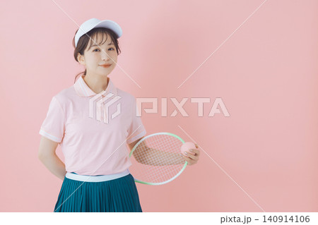 テニスウェアを着た若い女性 140914106