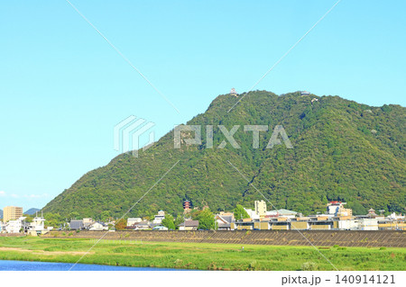 岐阜県岐阜市、長良川と金華山の風景 岐阜県岐阜市、長良川と金華山の風景 140914121