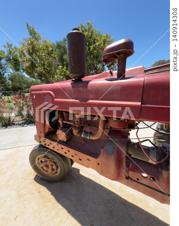 Vintage red tractor, vehicle Machine that reflects agricultural history Vintage red tractor, vehicle Machine that reflects agricultural history 140914308