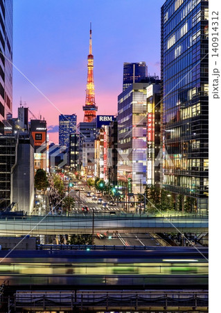 東京都、浜松町を行き交う電車の光と東京タワーの夕景 140914312