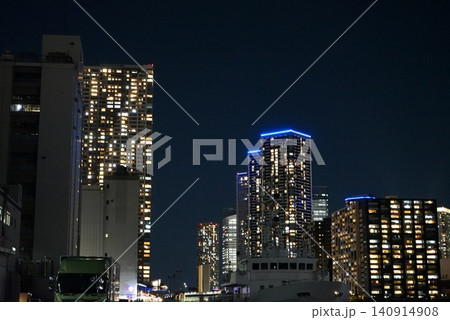 夜の東京豊洲に輝くタワーマンション群 夜の東京豊洲に輝くタワーマンション群 140914908