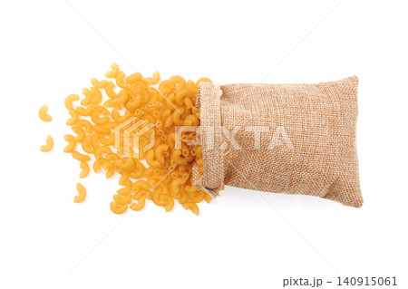 Elbow macaroni isolated 140915061