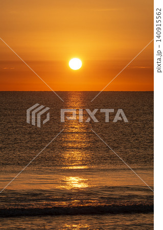Sunrise on the horizon at sea. Sunrise on the horizon at sea. 140915562