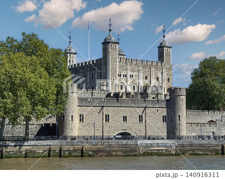 Tower of London Castle on the River Thames Tower of London Castle on the River Thames 140916311