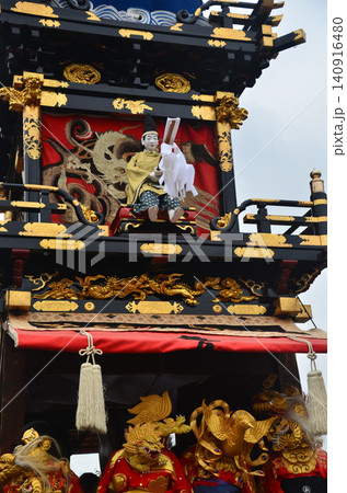日本の愛知県の犬山祭り からくり人形を乗せた車山と呼ばれる山車 金襦袢の衣装を着て小太鼓を叩く子供 日本の愛知県の犬山祭り からくり人形を乗せた車山と呼ばれる山車 金襦袢の衣装を着て小太鼓を叩く子供 140916480